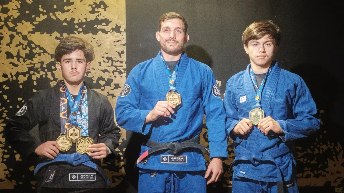 Trois compétiteurs d'Akela Jiu Jitsu sur le podium, médailles de championnat national autour du cou