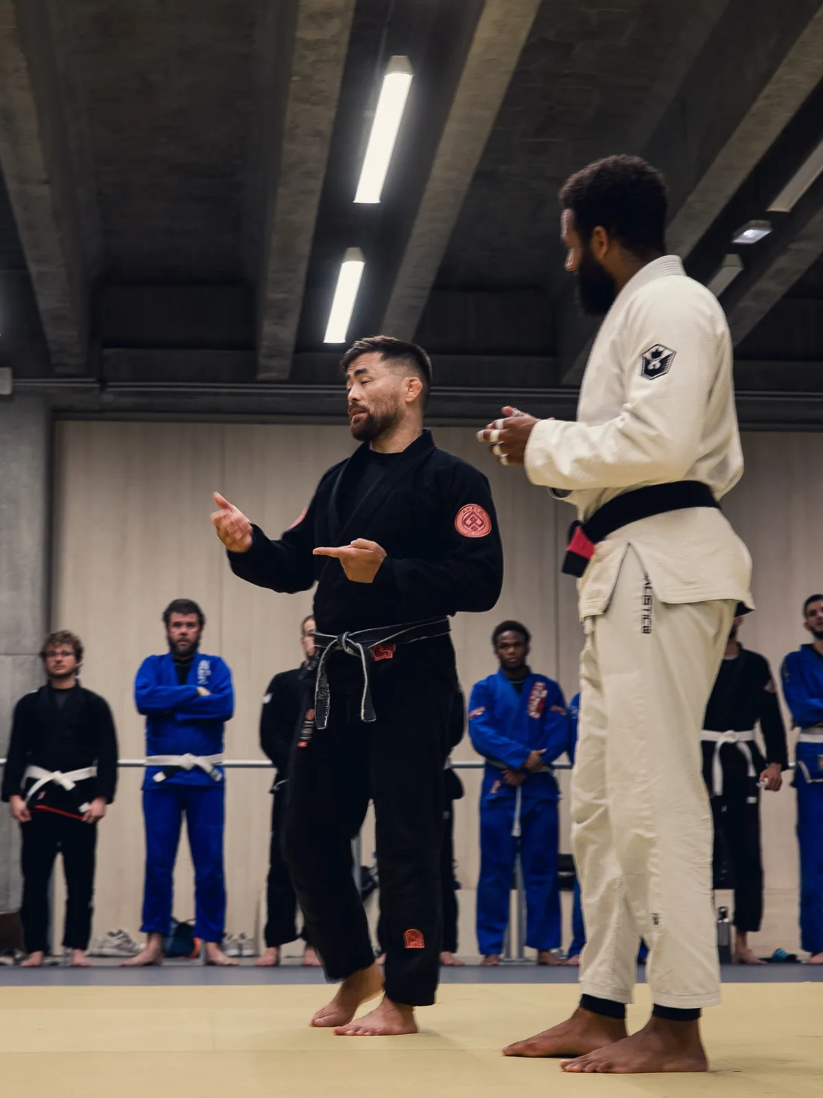 Kenji Sette-Matsushima démontre une technique devant les élèves de BLR alignés sur le tatami