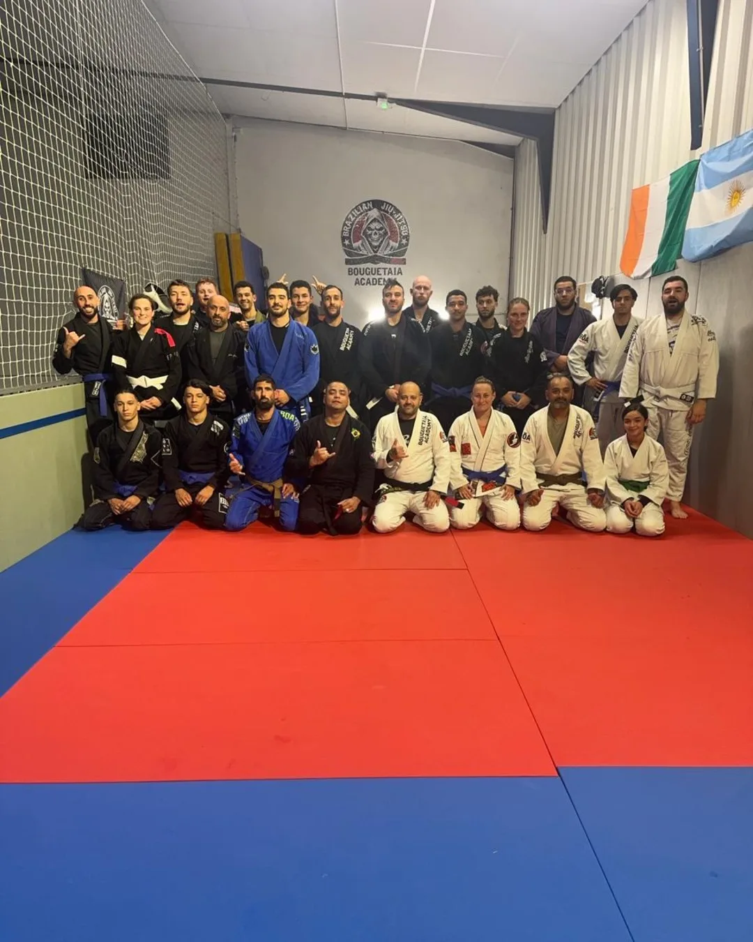 Le groupe d'élèves de la Bouguetaia Academy en kimono, réuni sous la bannière du club dans la salle de Nîmes