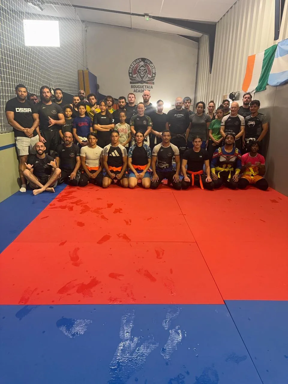 Le groupe no-gi de la Bouguetaia Academy réuni sur les tatamis après l'entraînement