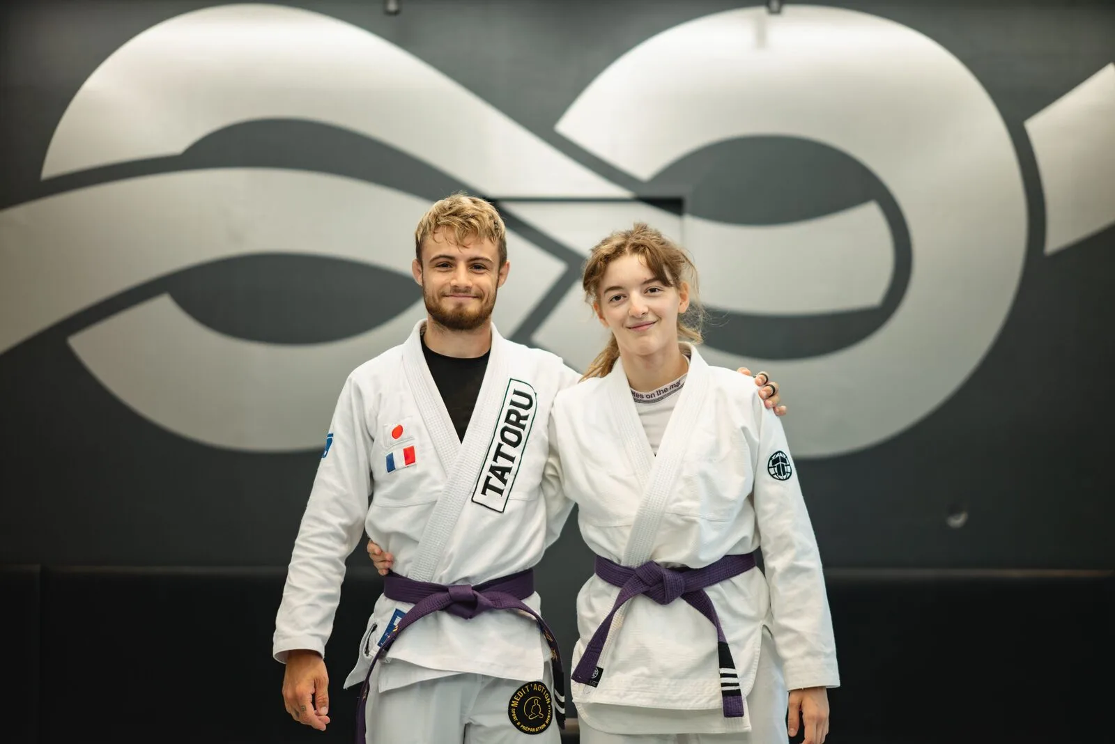 Clément Herrero et Emma Duprat, head coaches du Judo Jujitsu Colayrac, en kimono dans leur dojo