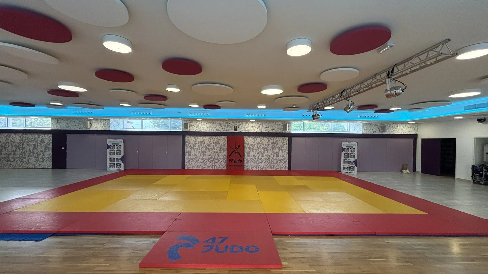 Les 100 m² de tatamis du Judo Jujitsu Colayrac, surface rouge et jaune floquée 47 Judo, dans la salle du club à Colayrac-Saint-Cirq