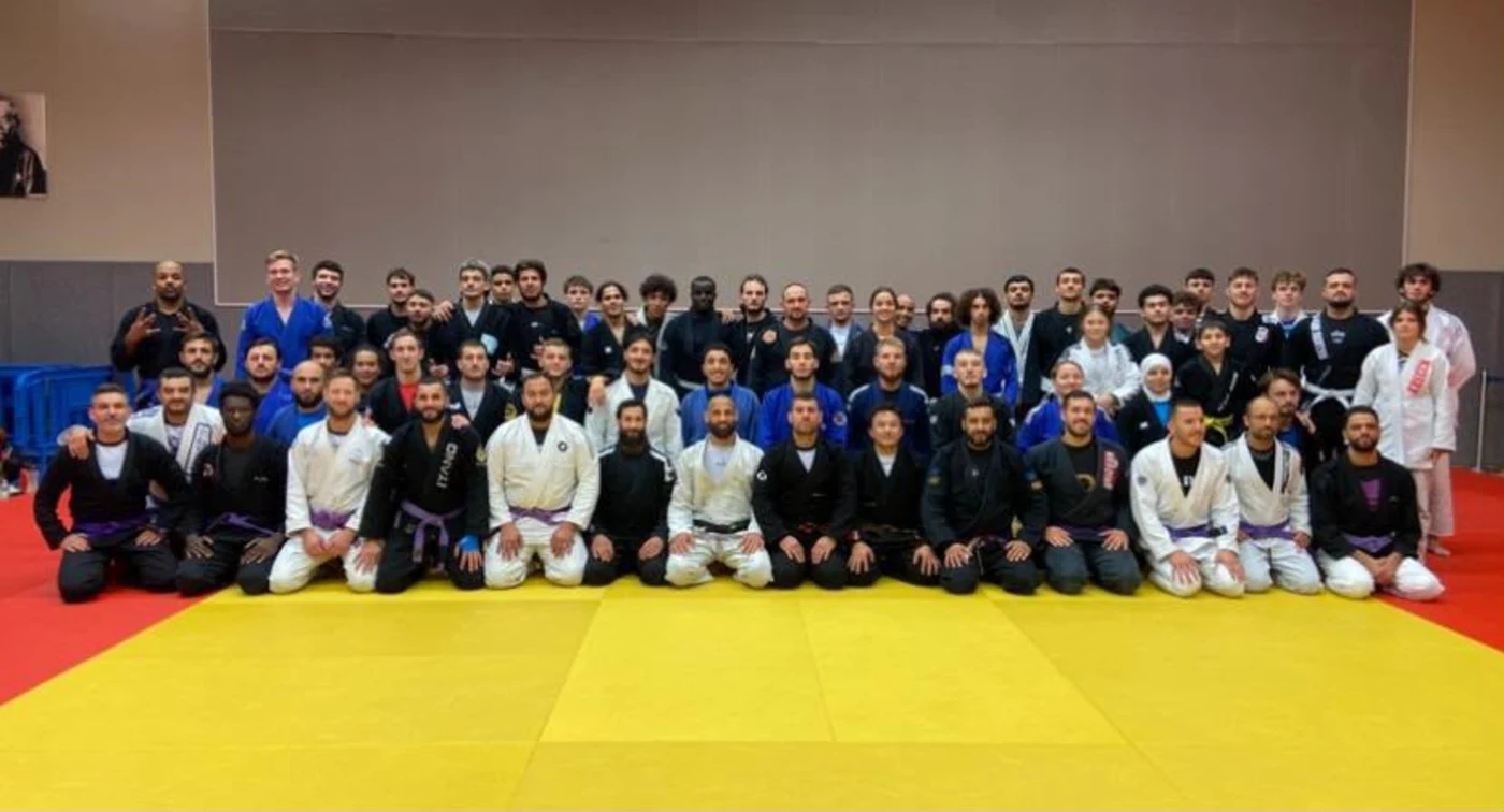 Le club d'Horizon Academy réuni en kimono sur le tatami, un soir de rassemblement