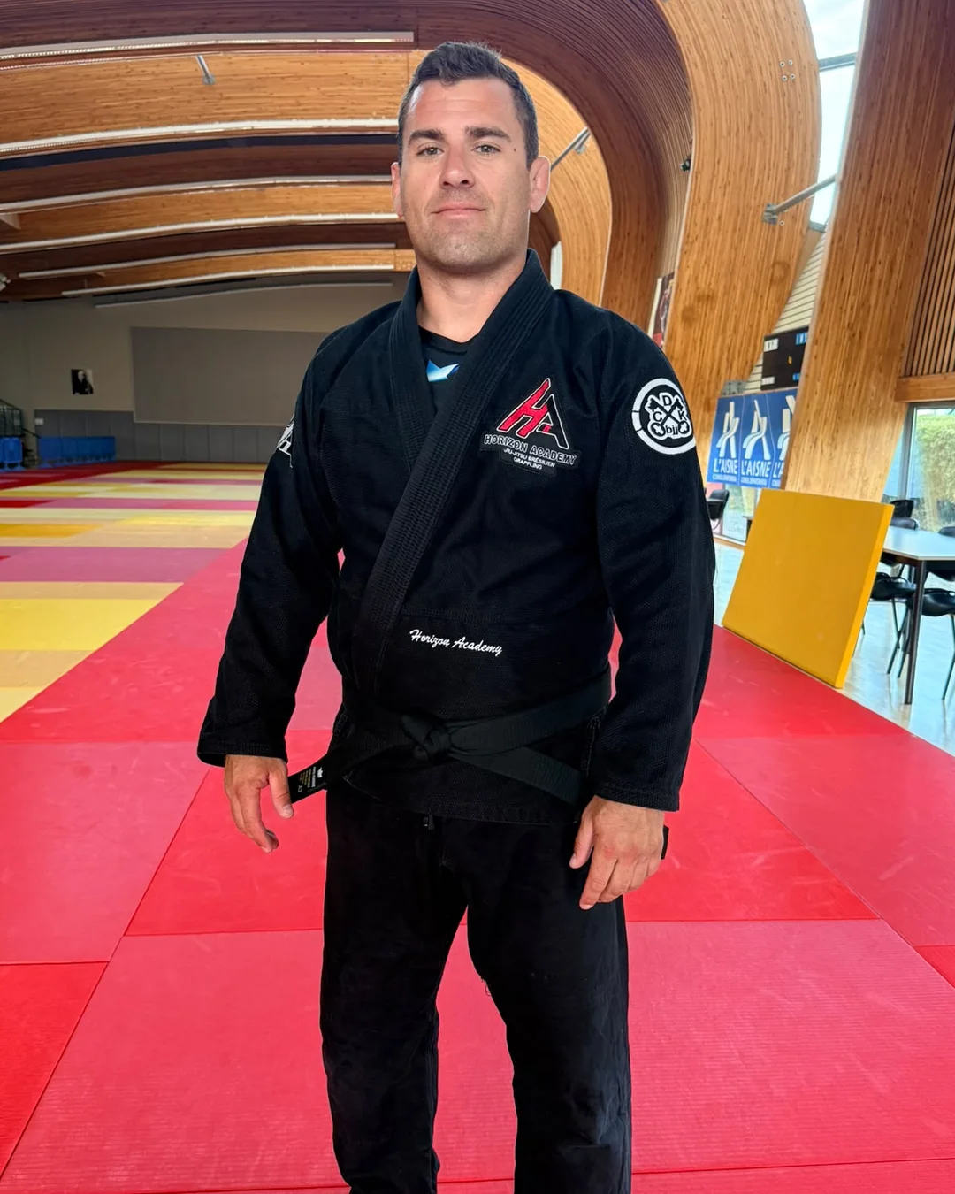 Guillaume Boulet, head coach d'Horizon Academy, en kimono noir et ceinture noire sur le tatami de la salle de Tergnier