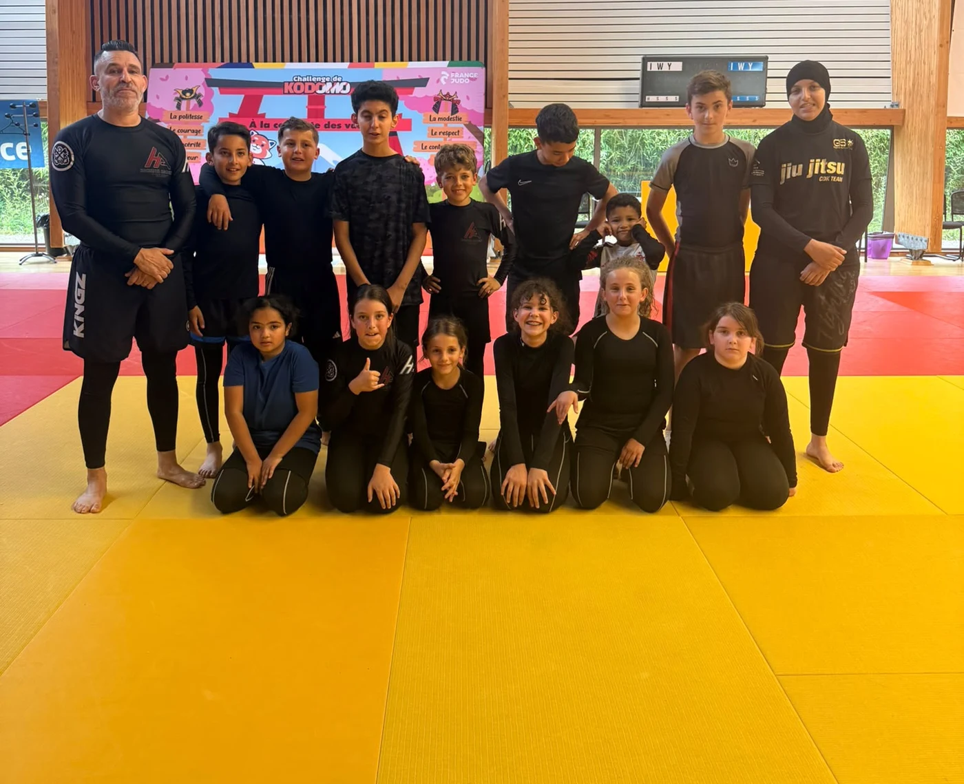 Le groupe adultes d'Horizon Academy en nogi sur le tatami de Tergnier