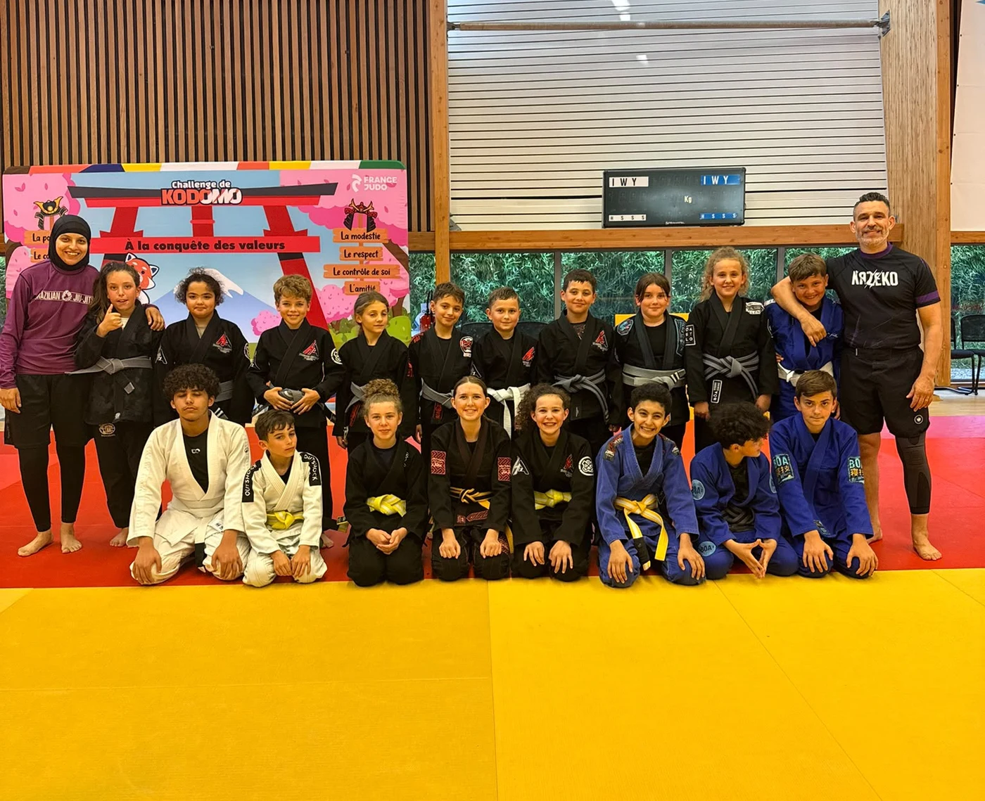 Le groupe kids d'Horizon Academy en kimono, réuni au Challenge de Kodomo