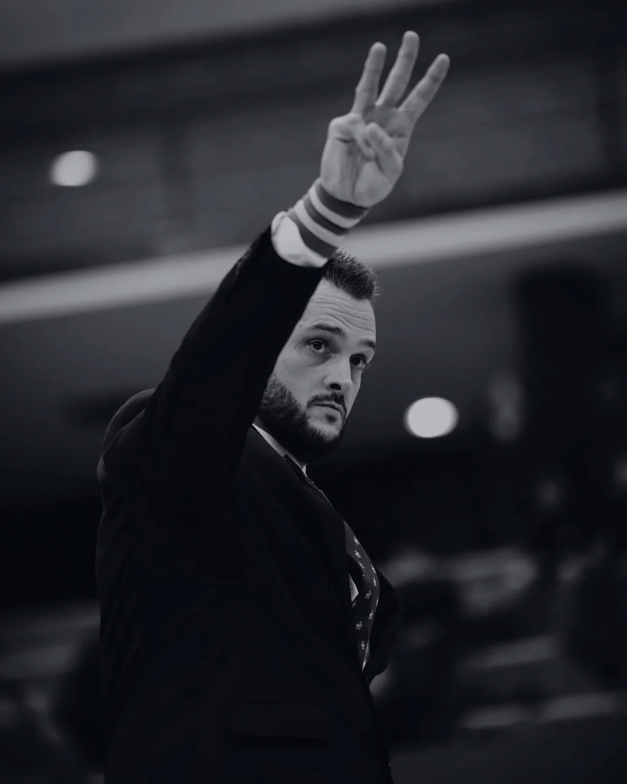 Jérémy Thévenin, fondateur de Kairos Jiu Jitsu, en action comme arbitre de JJB