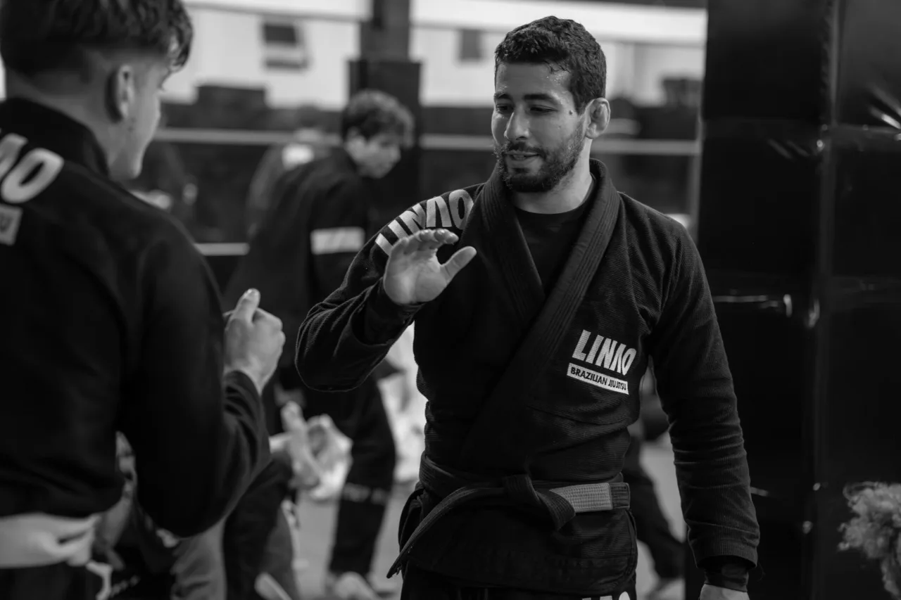 Achraf Elhazime en plein cours sur le tatami du Linao Club à Nice
