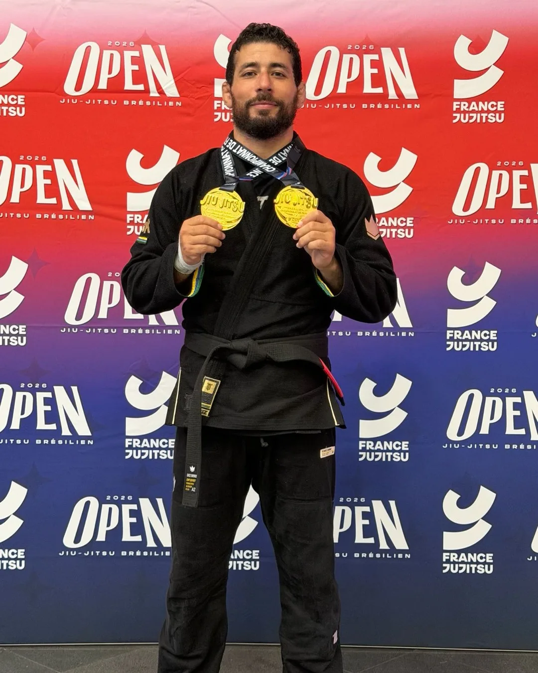 Achraf Elhazime pose avec ses deux médailles d'or au championnat de France Open 2026 de jiu-jitsu brésilien