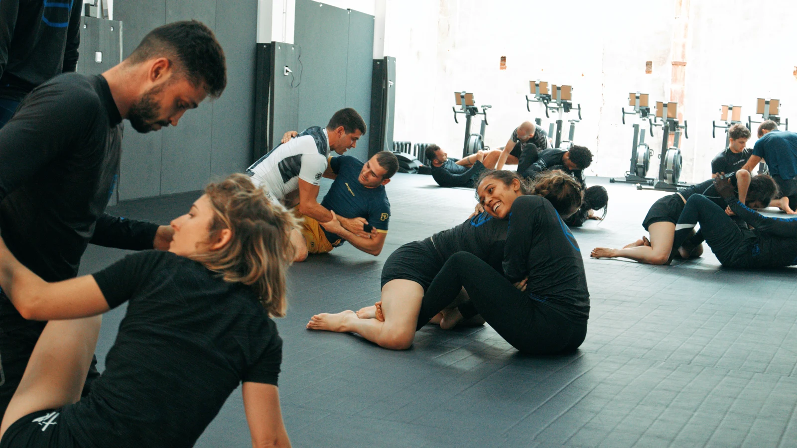 Le groupe de Meta Jiu Jitsu au travail sur le tatami de l'académie toulousaine