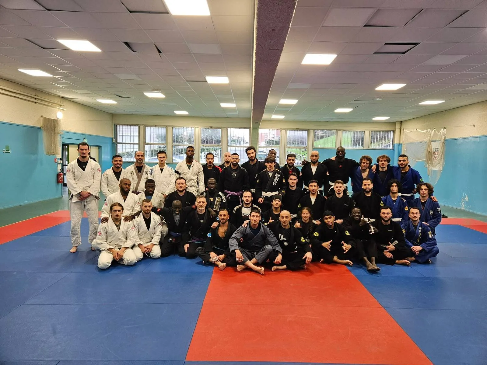 Photo de groupe des pratiquants de la MK Team Le Havre réunis sur le tatami du dojo