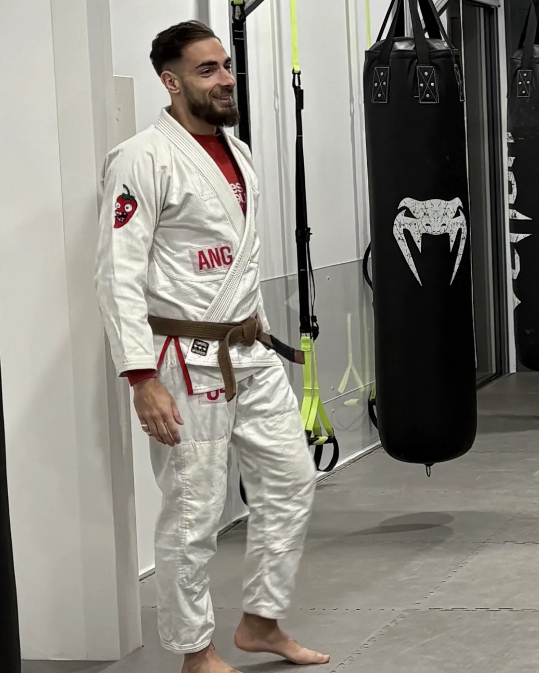 Alex Renault, président de la Moka Team 64, en kimono blanc et ceinture marron dans la salle du club à Anglet