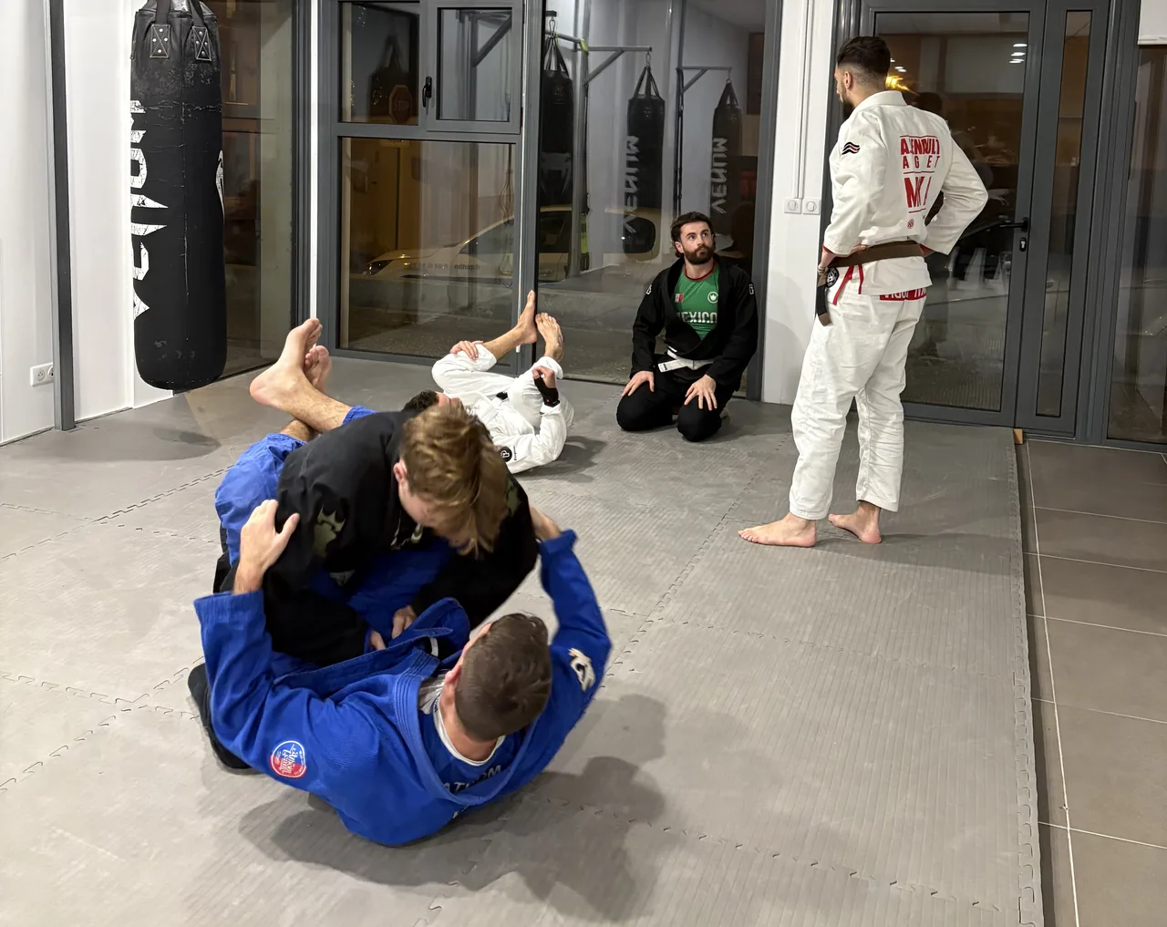 Soirée d'entraînement à la Moka Team 64, plusieurs binômes au travail au sol