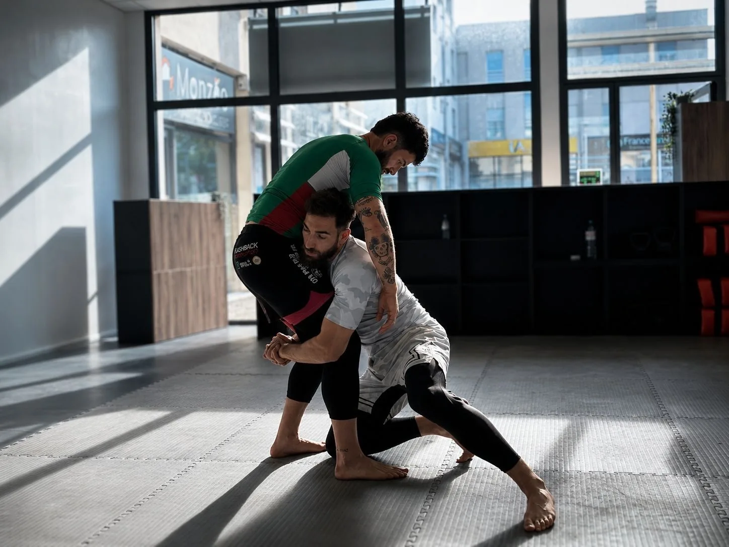 Sparring nogi à la Moka Team 64, deux athlètes en plein travail debout dans la salle d'Anglet