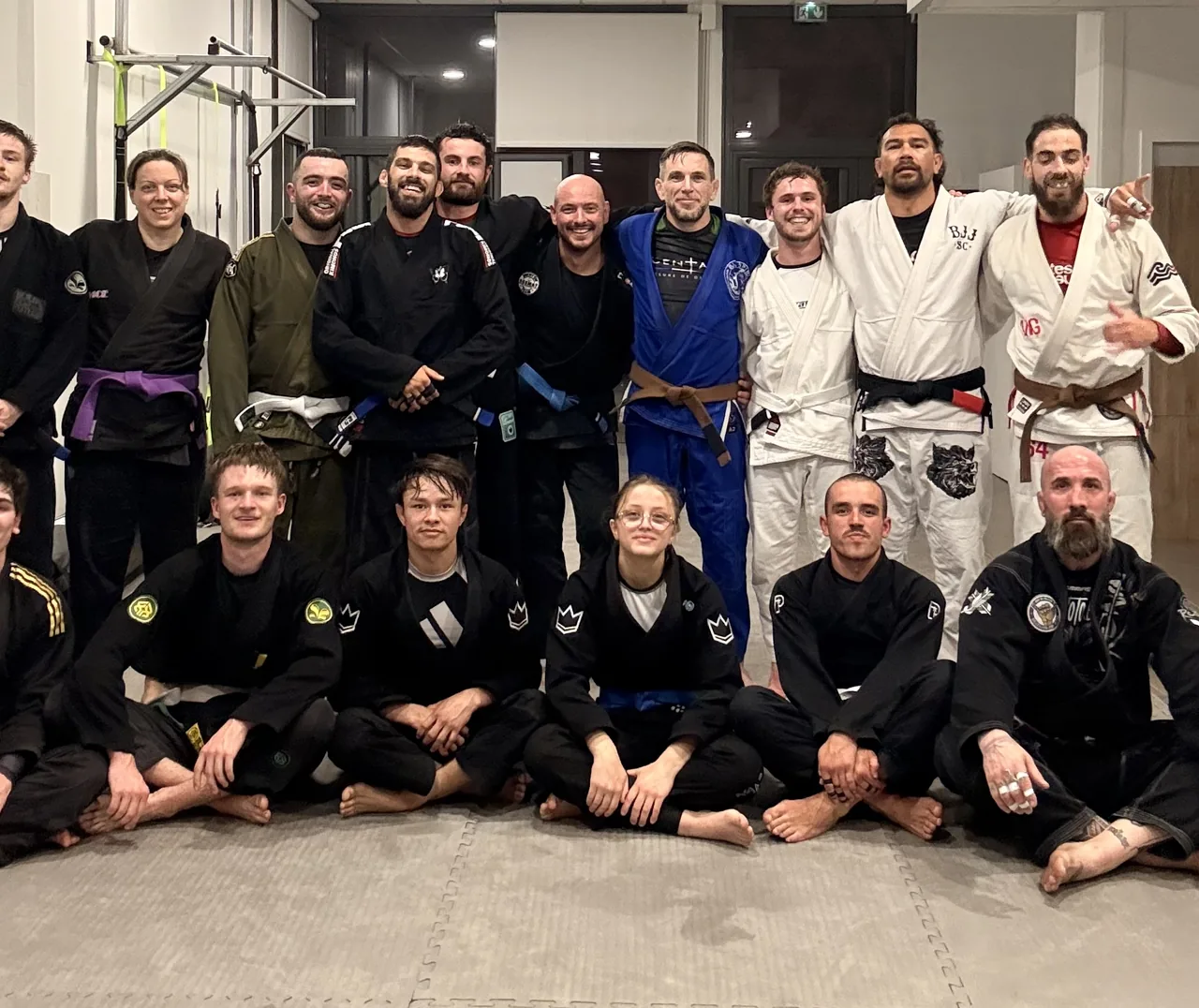 Les adhérents de la Moka Team 64 réunis en kimono sur le tatami du club d'Anglet, un soir d'entraînement
