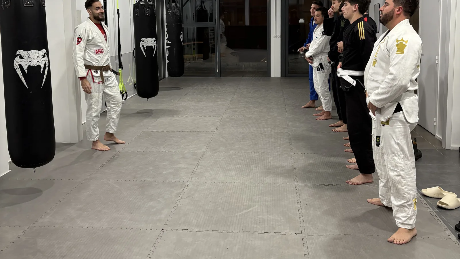 Alex Renault face à ses élèves alignés en kimono au début du cours, dans la salle de la Moka Team 64 à Anglet