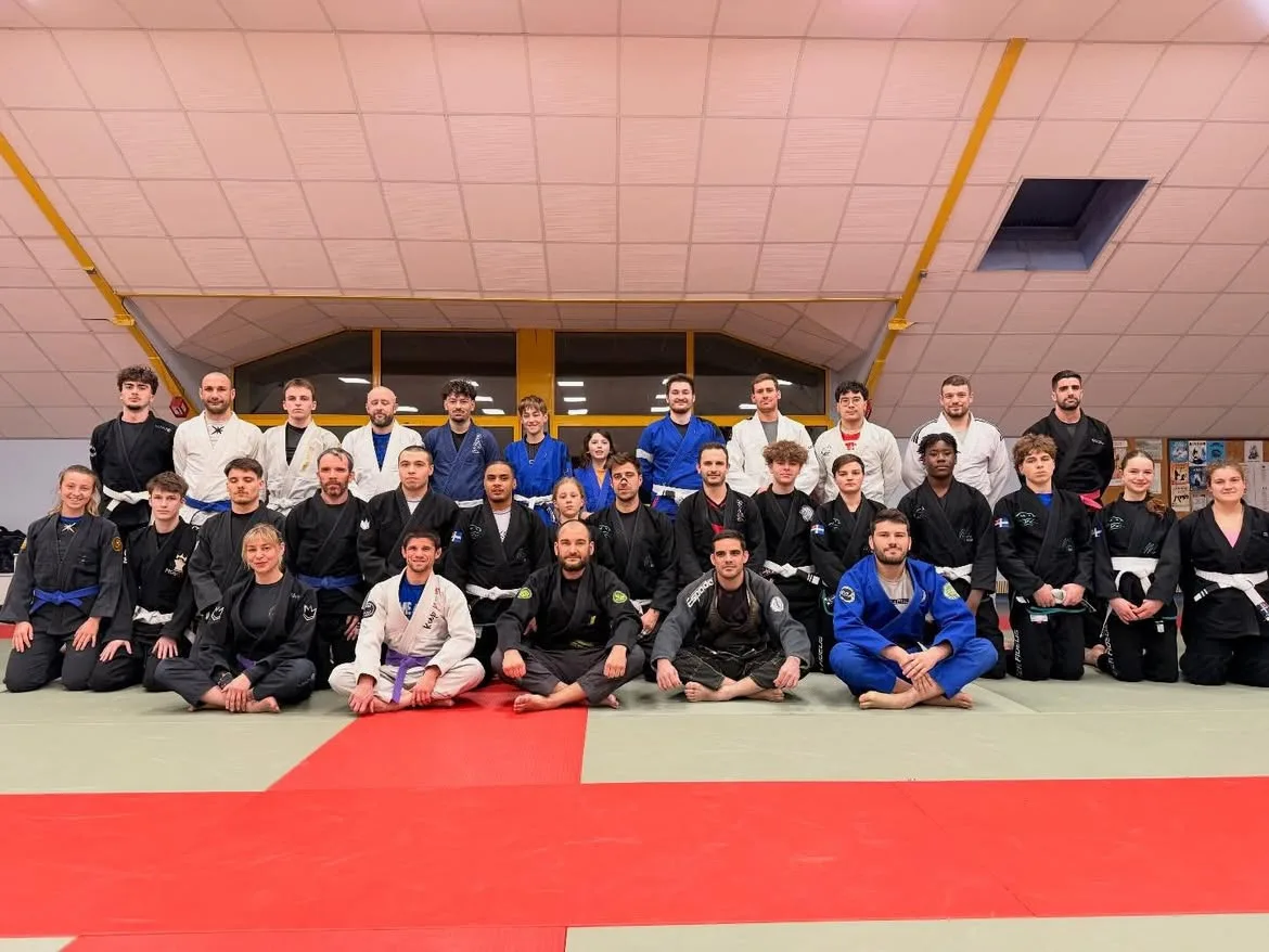 Photo de groupe des pratiquants du Saint-Malo Brazilian Jiu-Jitsu sur le tatami du club