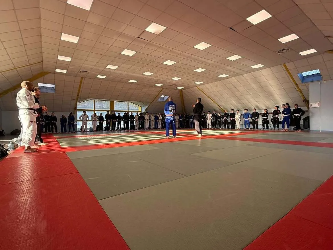 Séminaire de jiu-jitsu brésilien au Saint-Malo Brazilian Jiu-Jitsu, les pratiquants alignés au bord du tatami autour du coach de la Moka Team